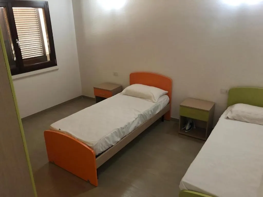 Trilocale Con Cortile Lägenhet Budoni
